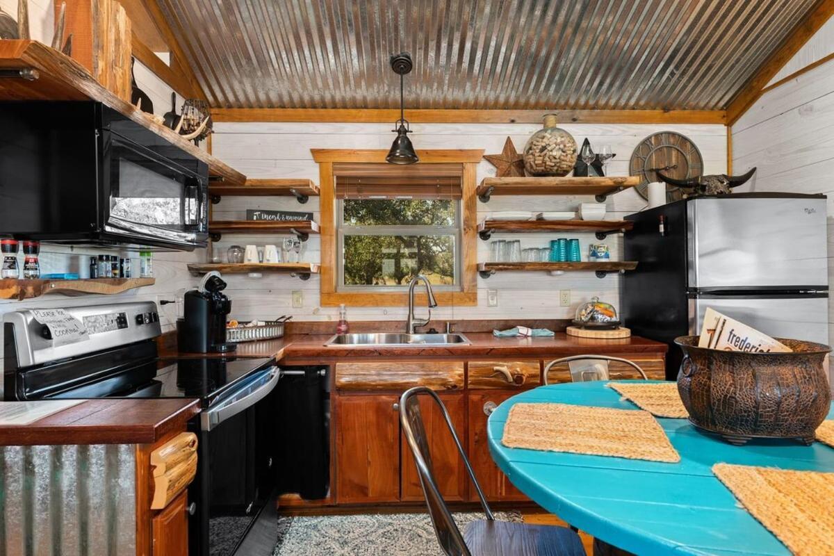 Rockin' R - Rustic Star Cabin Фредериксбург Екстериор снимка
