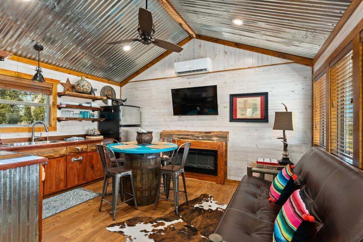Rockin' R - Rustic Star Cabin Фредериксбург Екстериор снимка