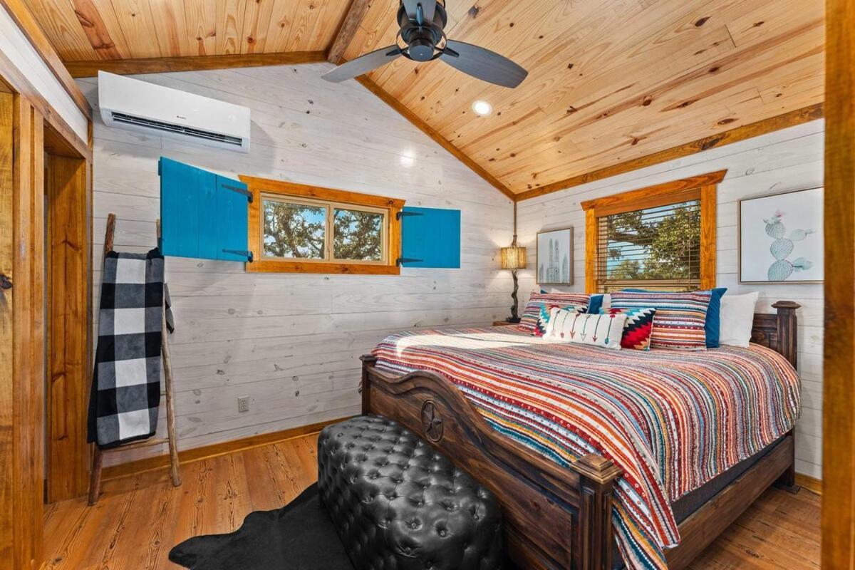Rockin' R - Rustic Star Cabin Фредериксбург Екстериор снимка