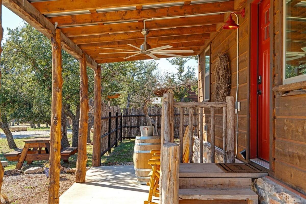 Rockin' R - Rustic Star Cabin Фредериксбург Екстериор снимка