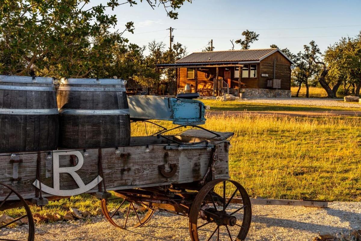 Rockin' R - Rustic Star Cabin Фредериксбург Екстериор снимка